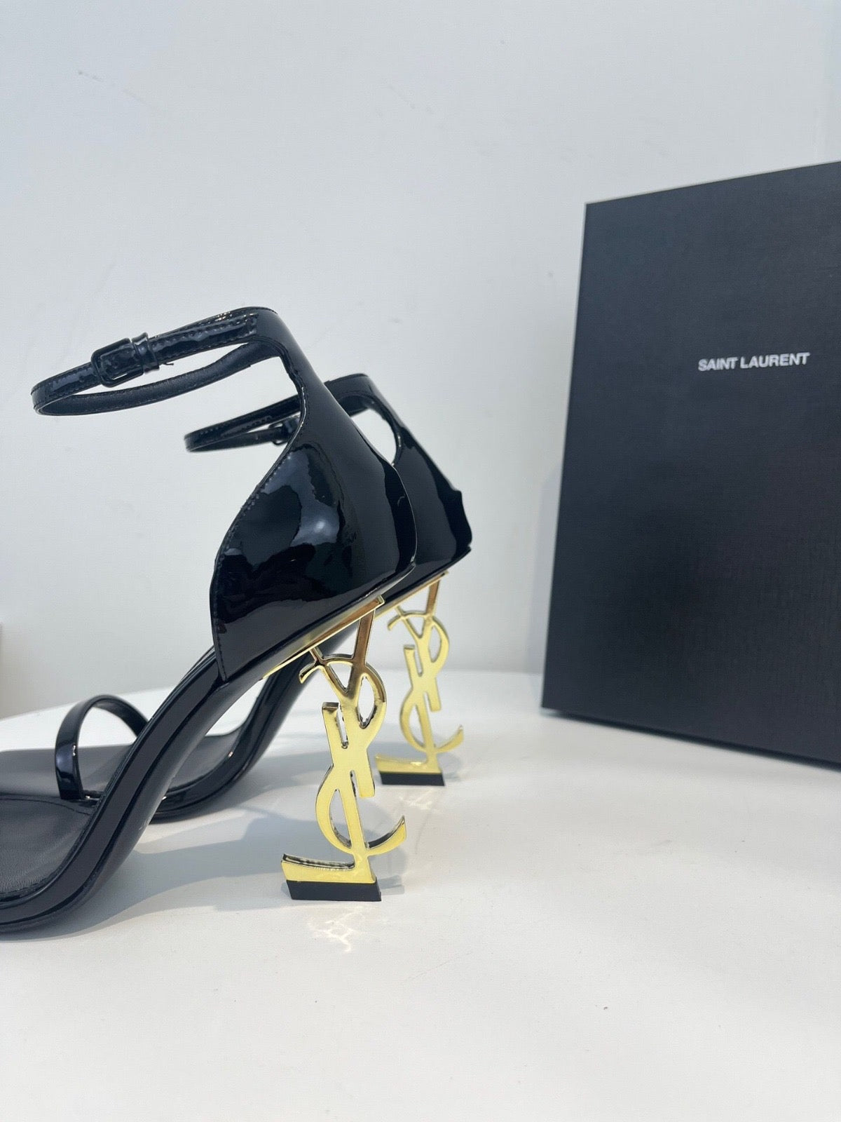 TACCHI SAINT LAURENT