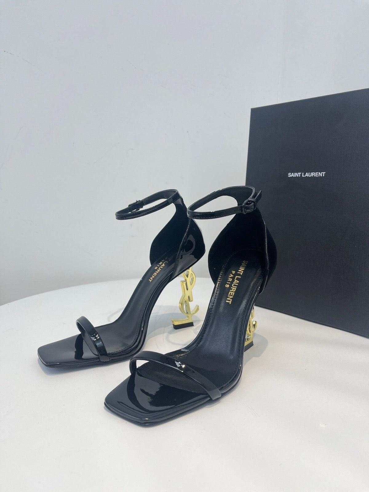 TACCHI SAINT LAURENT