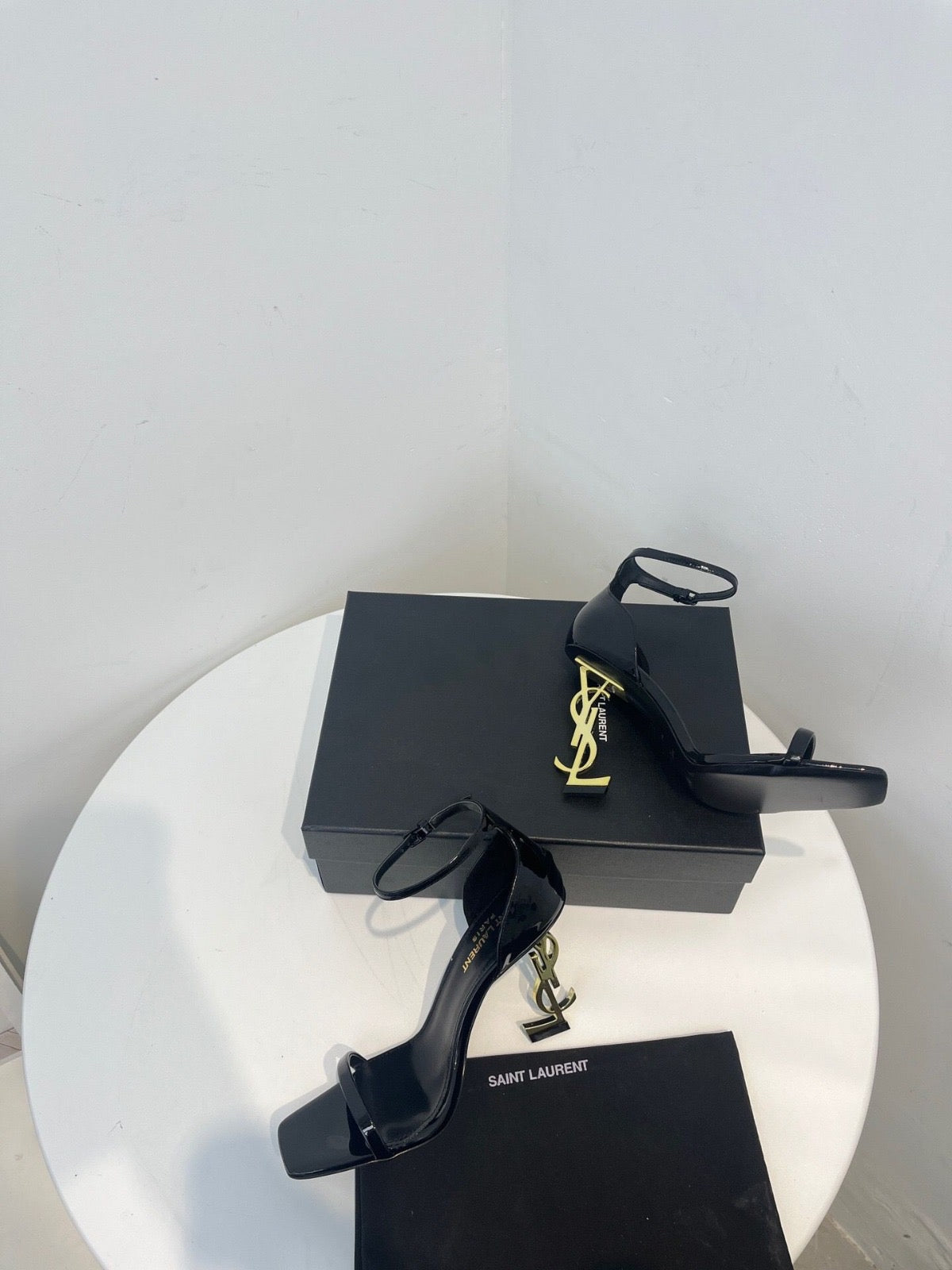 TACCHI SAINT LAURENT